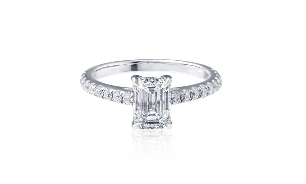 エメラルドカット」の婚約指輪の魅力とは？上品さと気品を纏う特別な