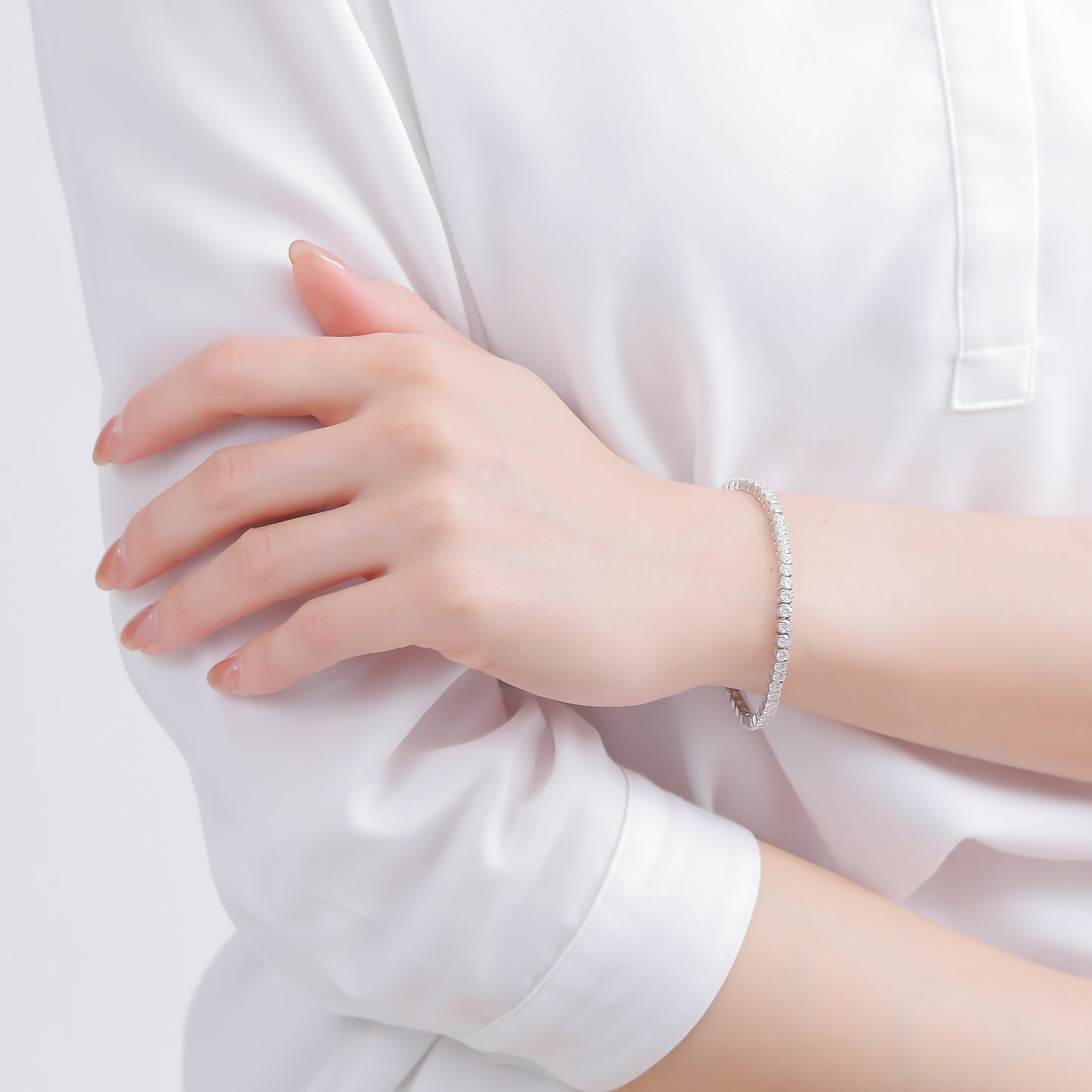 プラチナのブレスレットとラボグロウンダイヤモンド