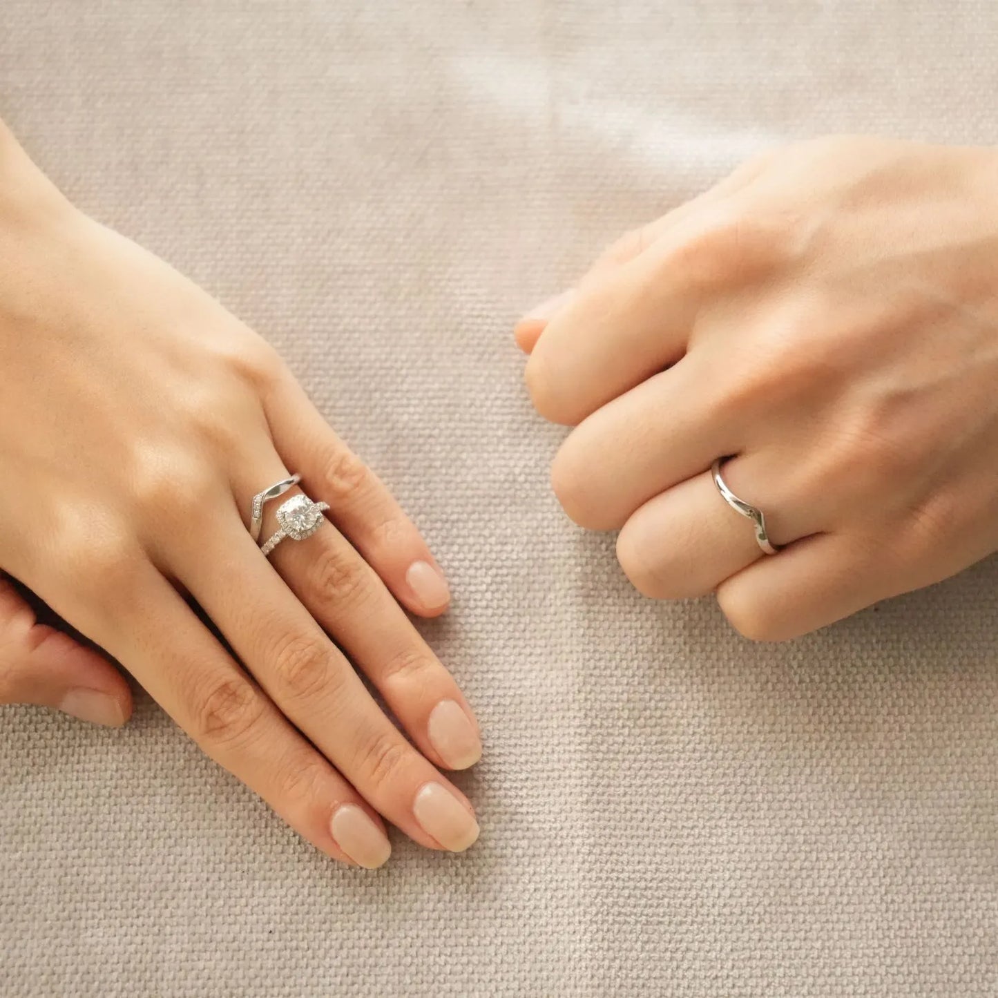 スピラーレのラウンドブリリアントカット婚約指輪とフォルトゥーナの結婚指輪のラボグロウンダイヤモンド。