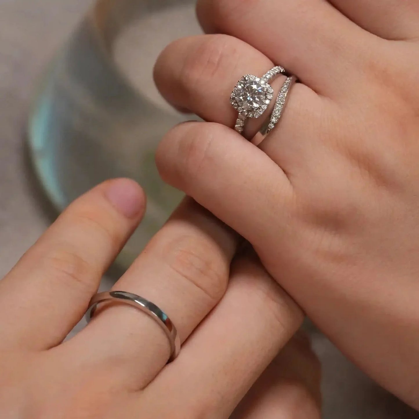 婚約指輪スピラーレと結婚指輪レディーズのエテルナとメンズのテネラメンテの重ね付けのラボグロウンダイヤモンド