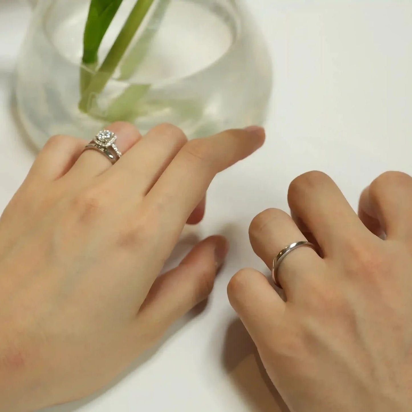婚約指輪スピラーレと結婚指輪レディーズのシエロとメンズのテネラメンテ重ね付けのラボグロウンダイヤモンド