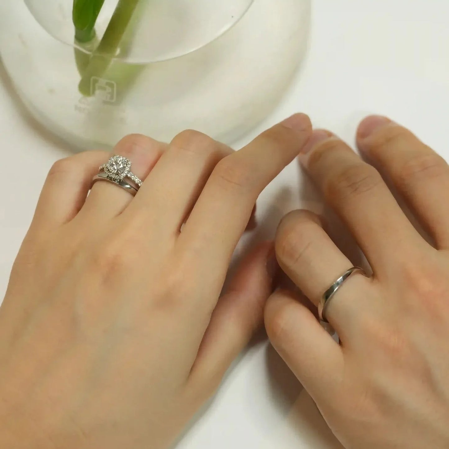 婚約指輪スピラーレと結婚指輪レディーズのシエロとメンズのテネラメンテ重ね付けのラボグロウンダイヤモンド