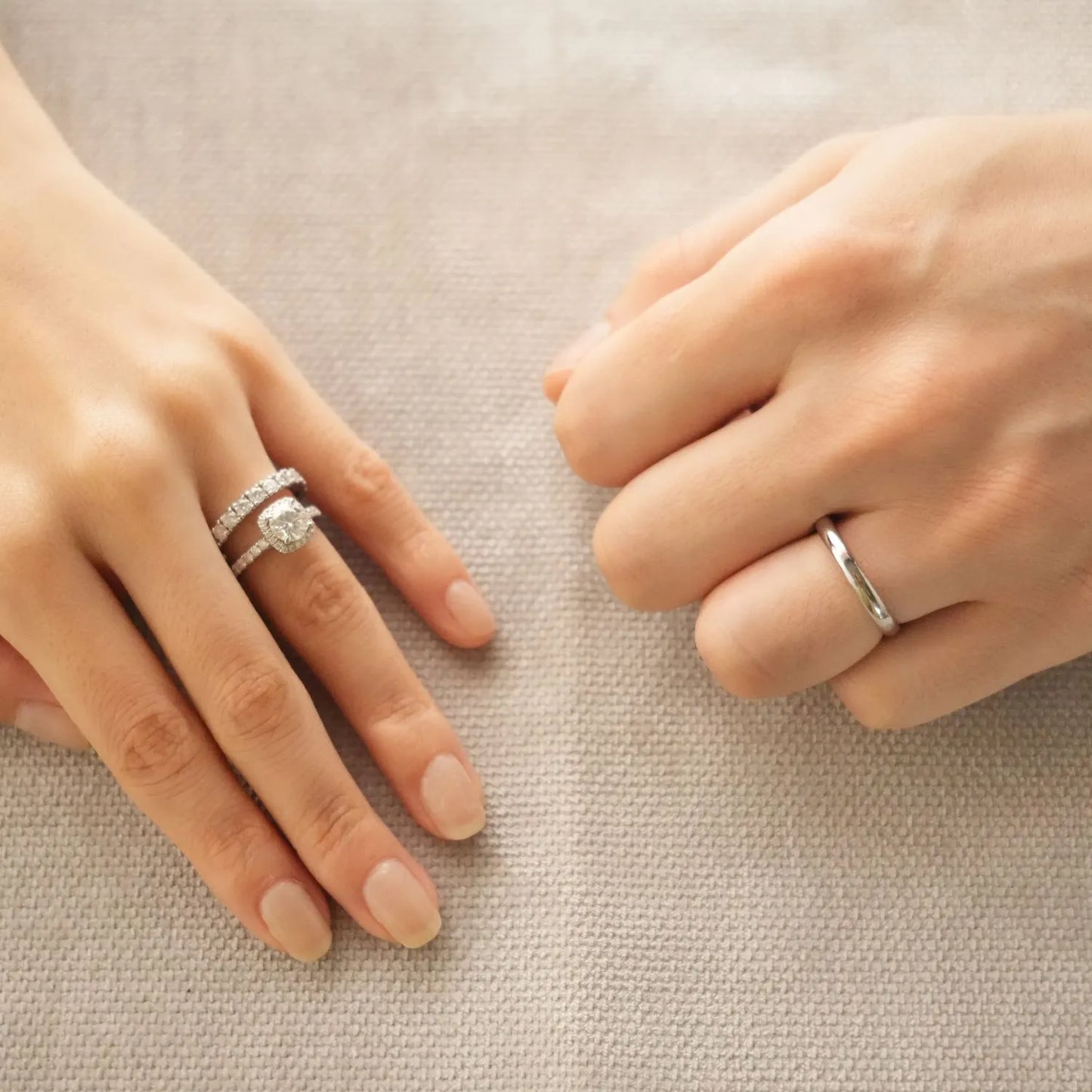 婚約指輪スピラーレと結婚指輪ソニート0.5ctハーフエタニティ重ね付けのラボグロウンダイヤモンド