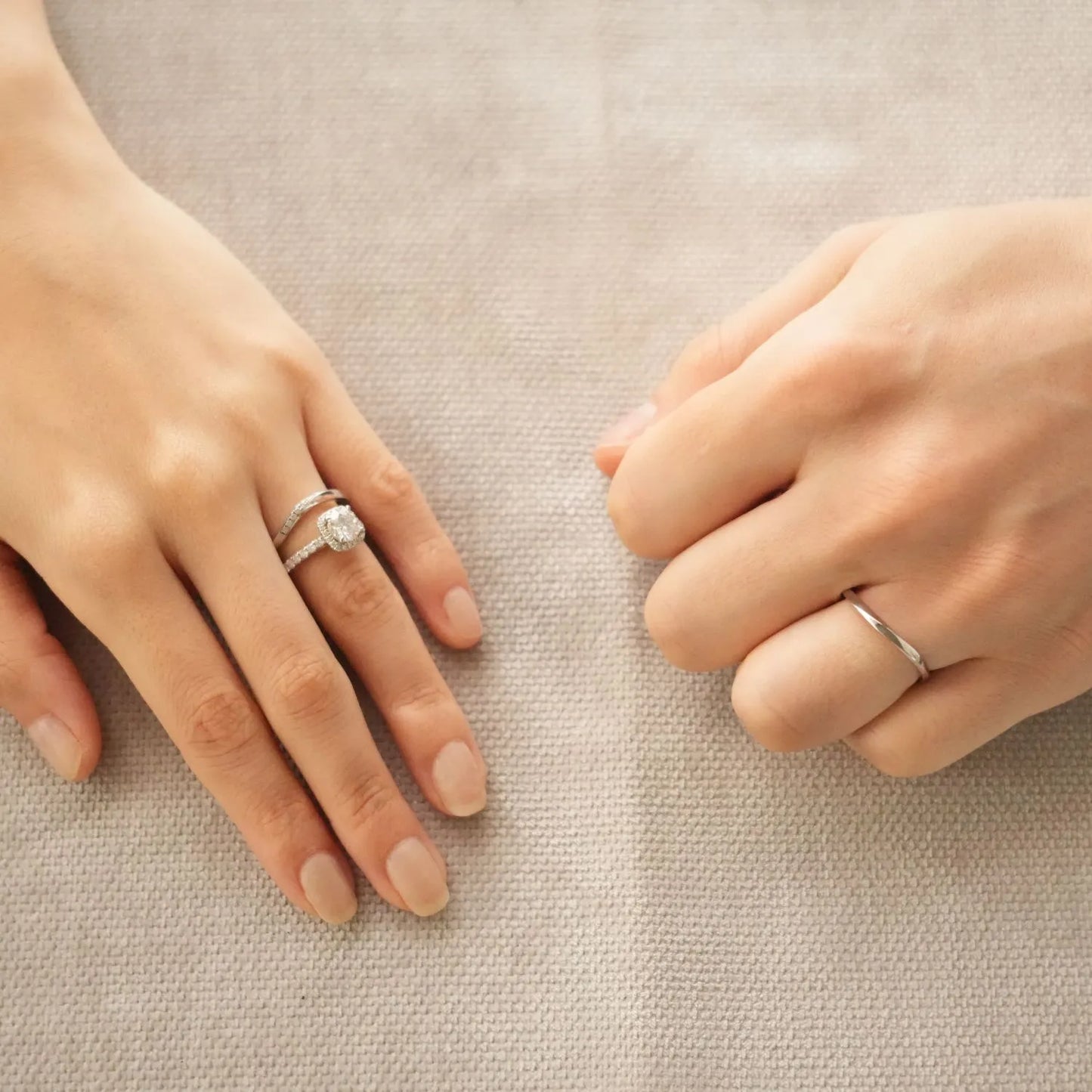 婚約指輪ラウンドブリリアントカットと結婚指輪のテネラメンテ