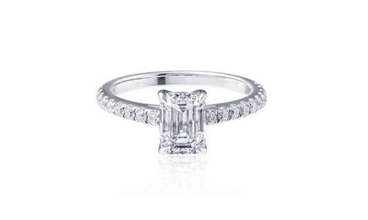 「エメラルドカット」の婚約指輪の魅力とは？上品さと気品を纏う特別な一石