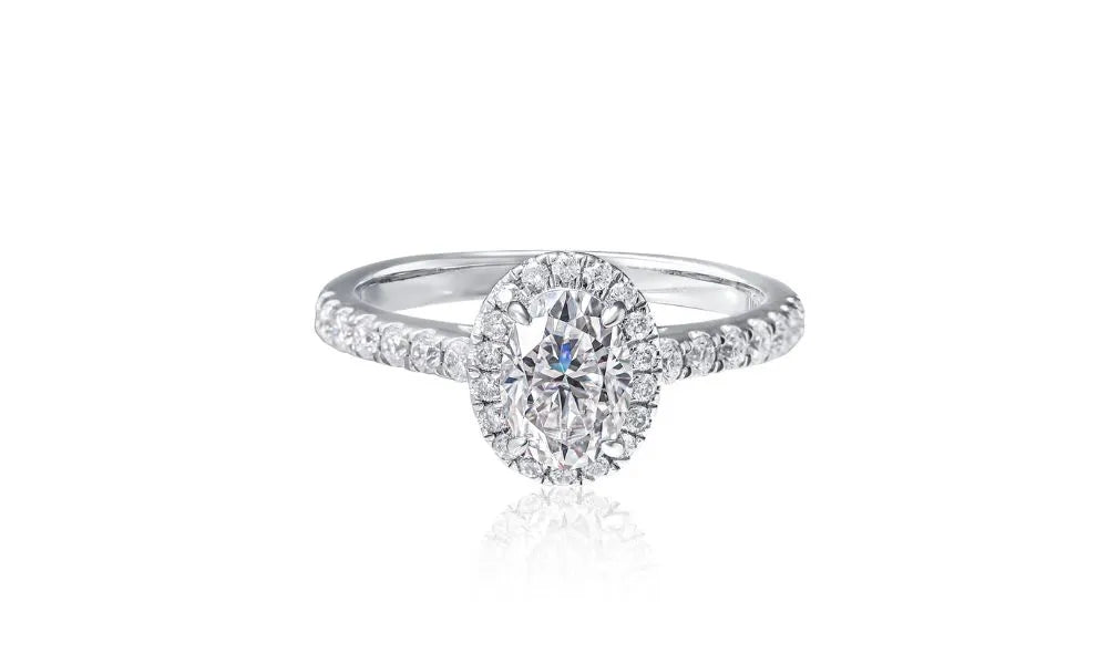「オーバルカット」のダイヤを婚約指輪に。エレガントに輝く、女性らしさ引き立つエンゲージリング