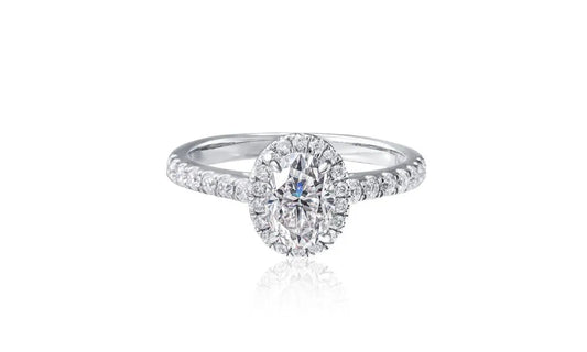 「オーバルカット」のダイヤを婚約指輪に。エレガントに輝く、女性らしさ引き立つエンゲージリング